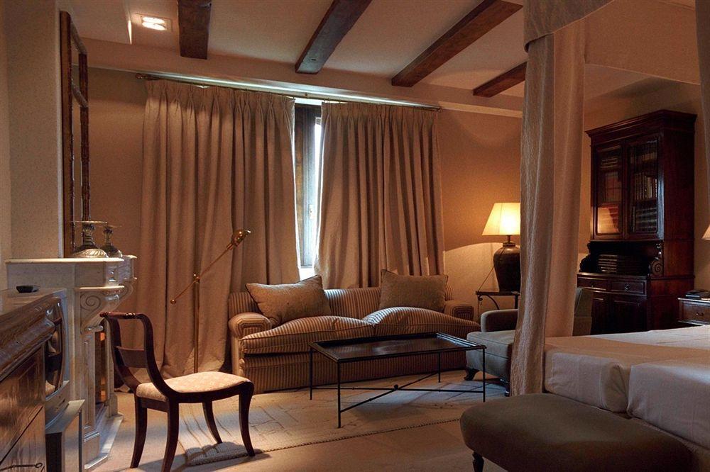 Landa Hotel Burgos Room photo A room at the Hotel de la Villa d'Este