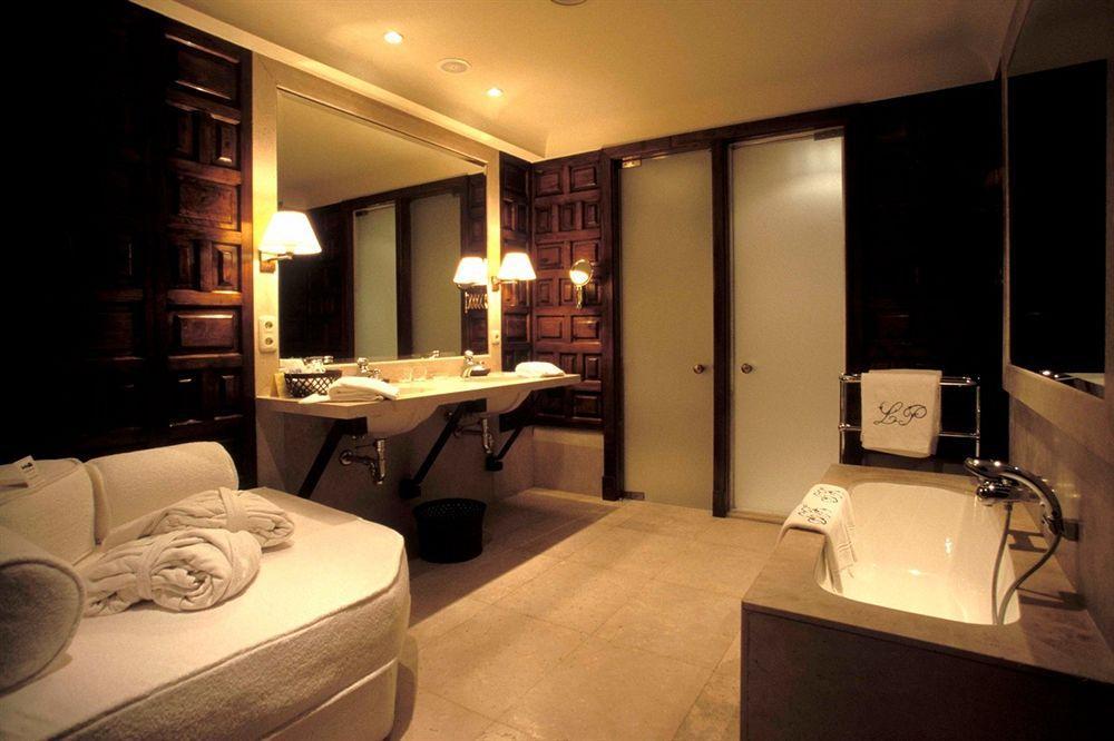 Landa Hotel Burgos Room photo A bathroom at the Mandarin Oriental, Bangkok