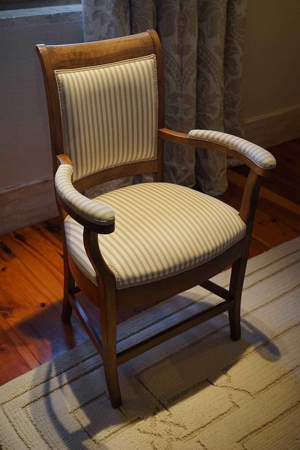 Landa Hotel Burgos Exterior photo A chair with a striped seat