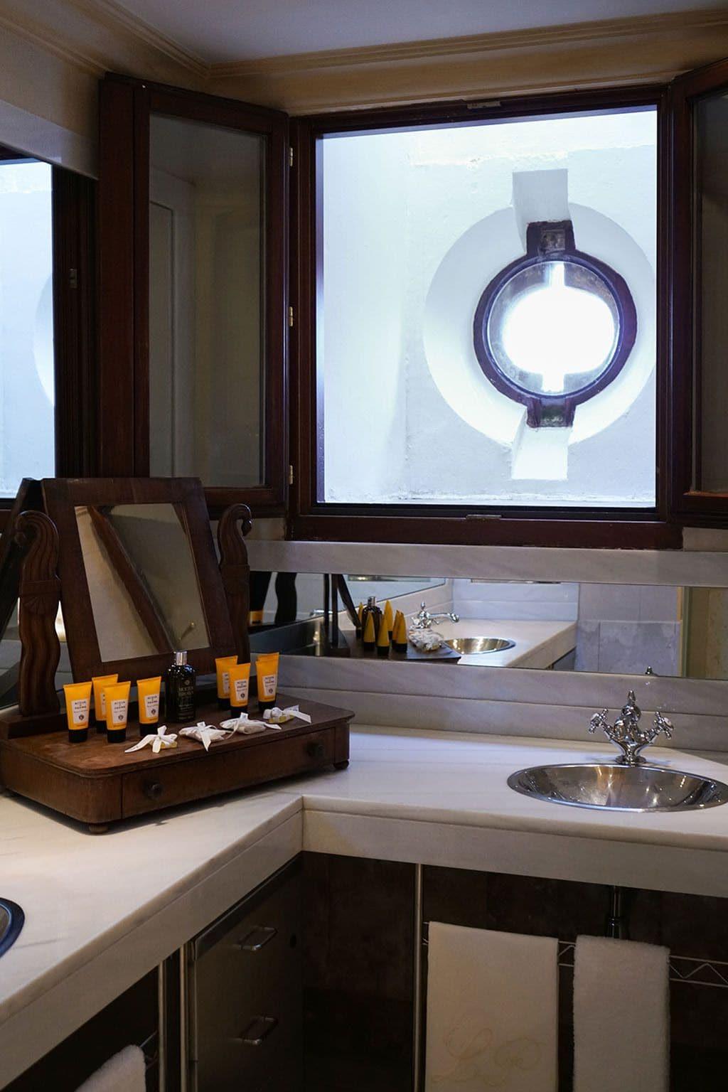 Landa Hotel Burgos Exterior photo Bathroom amenities
