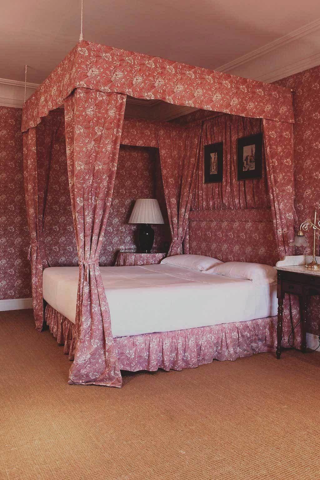 Landa Hotel Burgos Exterior photo A bed with a bed skirt