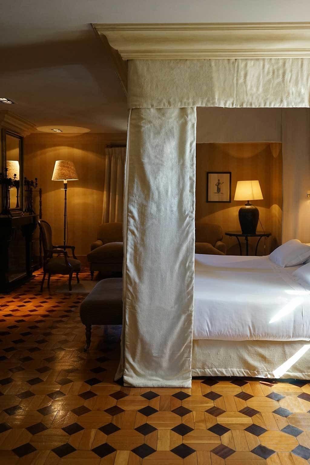 Landa Hotel Burgos Exterior photo A room at the Hotel de Crillon