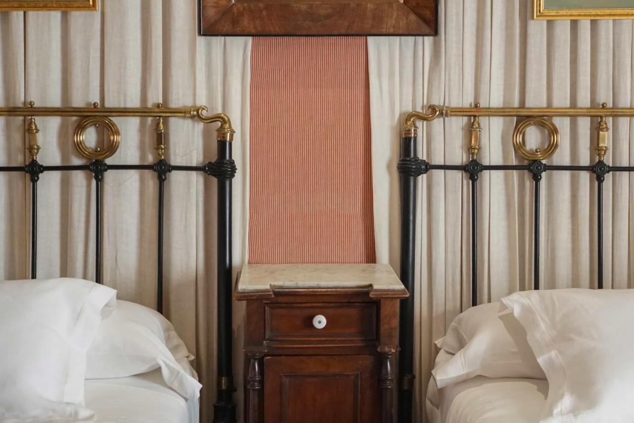 Landa Hotel Burgos Exterior photo A nightstand