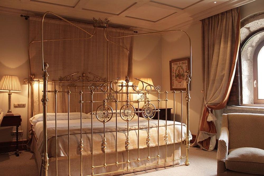 Landa Hotel Burgos Exterior photo A room at the Hotel Excelsior