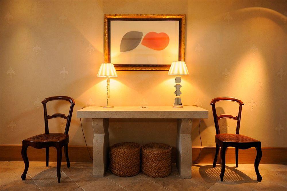 Landa Hotel Burgos Exterior photo A table and chairs
