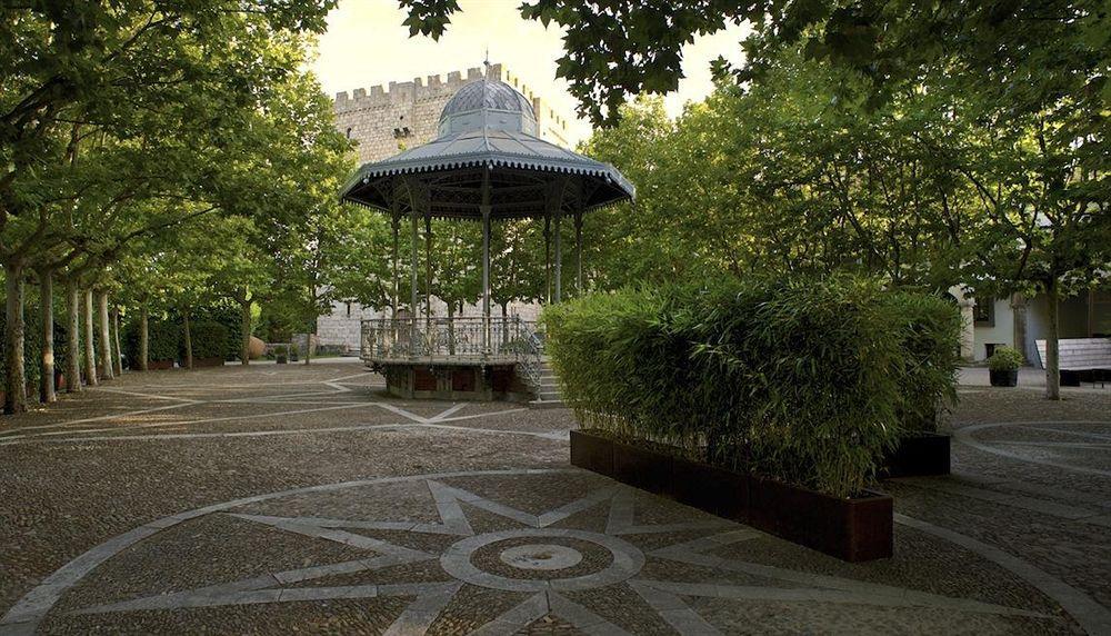 Landa Hotel Burgos Exterior photo The bandstand in the centre of the square
