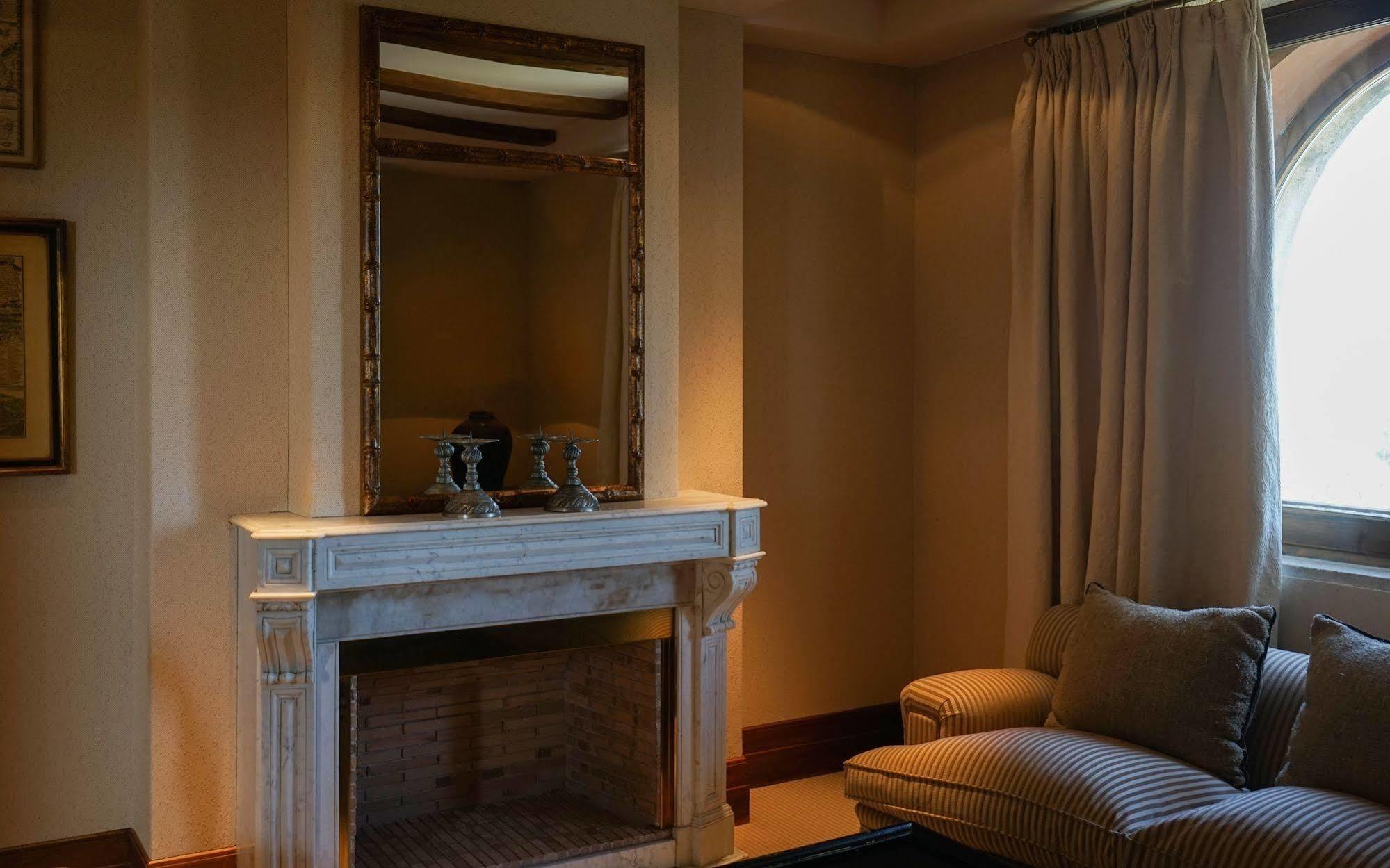 Landa Hotel Burgos Exterior photo A fireplace in a hotel room